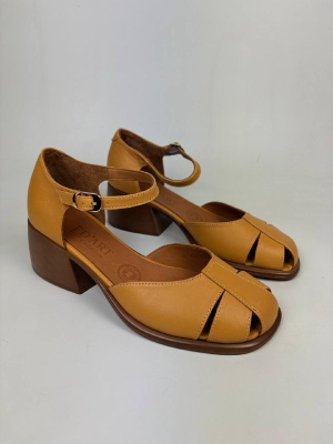 Босоножки кожаные желтые