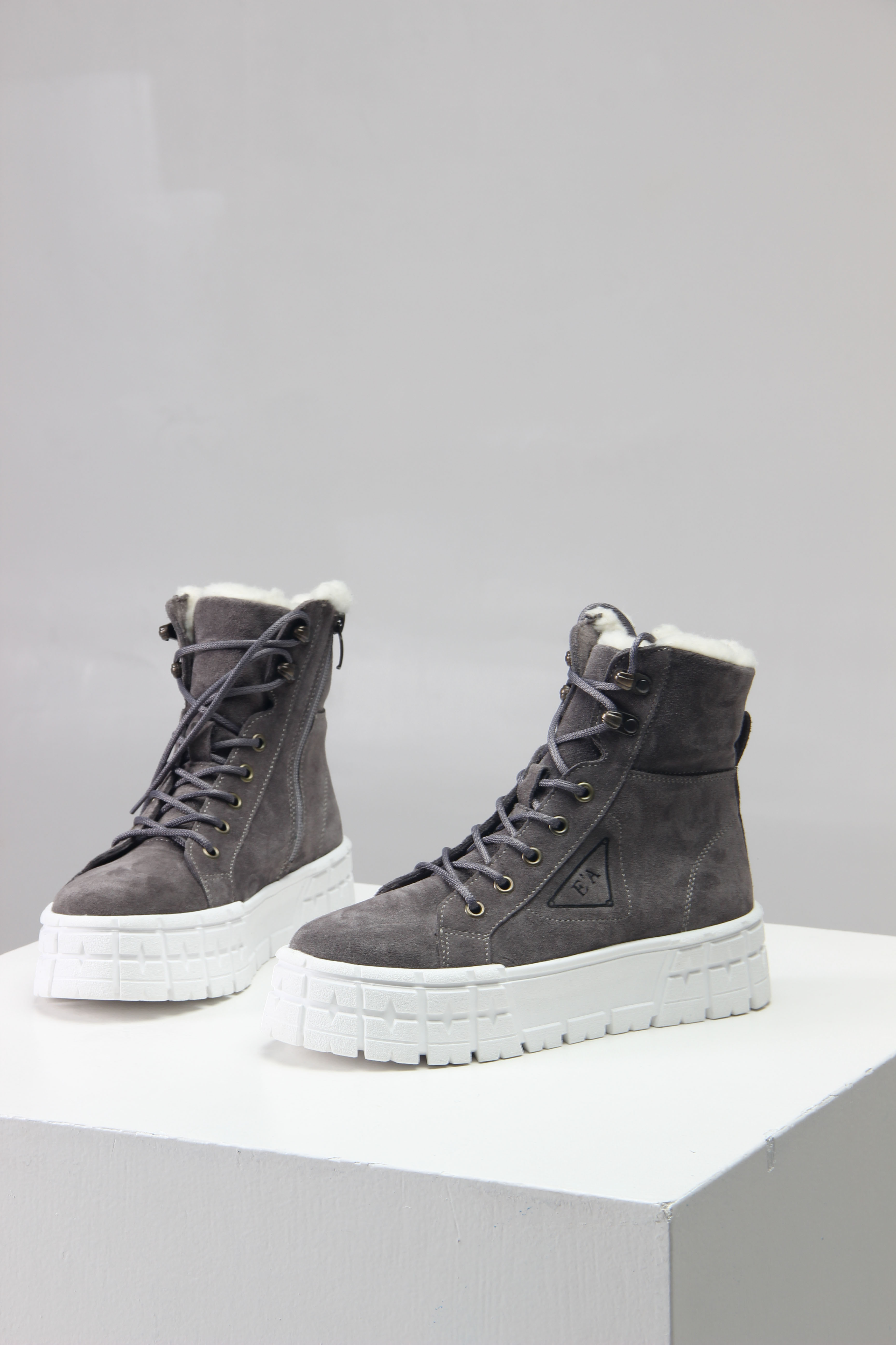 картинка Ботинки ED'ART 216.212131'w. серый замок замша от интернет магазина